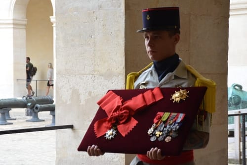  FUNÉRAILLES DE MR YVES DE DARUVAR ET HONNEURS FUNÈBRES MILITAIRES DANS LA COUR D'HONNEUR DES INVALIDES