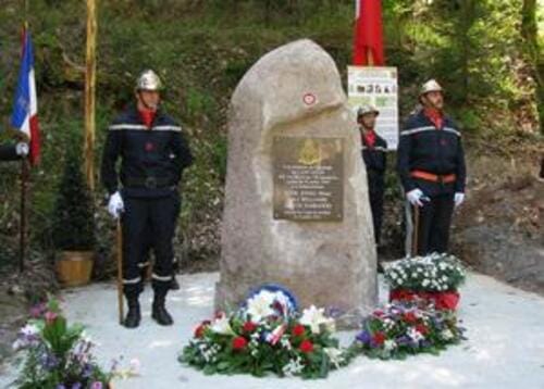 * La stèle des aviateurs anglais près de la maison forestière du Willerhof - Ottrott (Bas-Rhin)