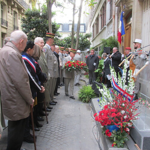 * Une plaque  apposéele 6 novembre sur la maison familiale de Gabriel de SAIRIGNE (Paris 7e)