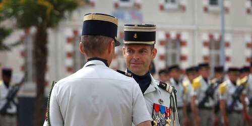 * Passation de commandement au 1er Régiment d’infanterie marine d'Angoulême.