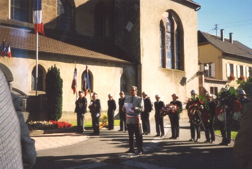 * Cérémonies à la mémoire des soldats de la 1ère DFL morts pour la libération de Dolleren en novembre 1944.
