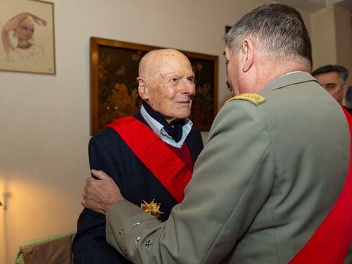 * Pierre Simonet, Compagnon de la Libération, a été élevé à la dignité de Grand'Croix de la Légion d'Honneur. 