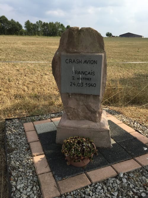 * Stèles en mémoire des victimes de deux crash d’avions à Ormersviller (Moselle) en 1940 et 1943