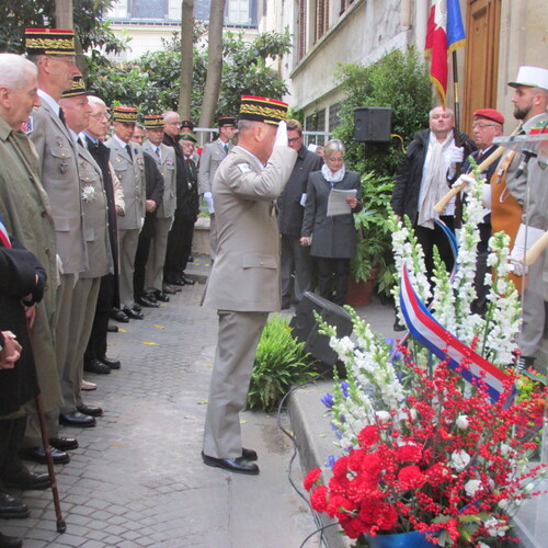 * Une plaque  apposéele 6 novembre sur la maison familiale de Gabriel de SAIRIGNE (Paris 7e)
