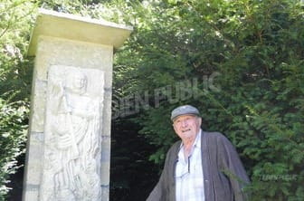 René Fiatte aux côtés de Notre-Dame-des-Fourches, sculptée par l’abbé Gauthier. Photo archives LBP.