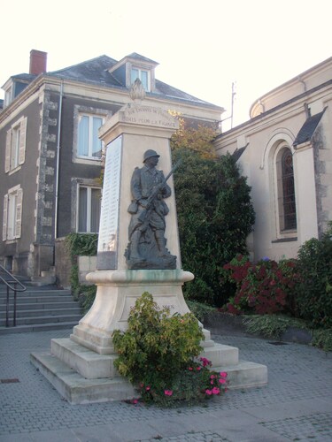 *  Michèle et Annick reviennent sur les traces de leur père, le commandant Marcel Chrétien 