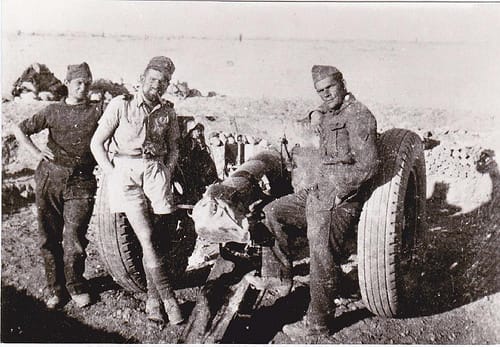 RA- 1942- Bir Hakeim - pièce de 75 mm de la 3e Batterie en position de tir dans son alvéole