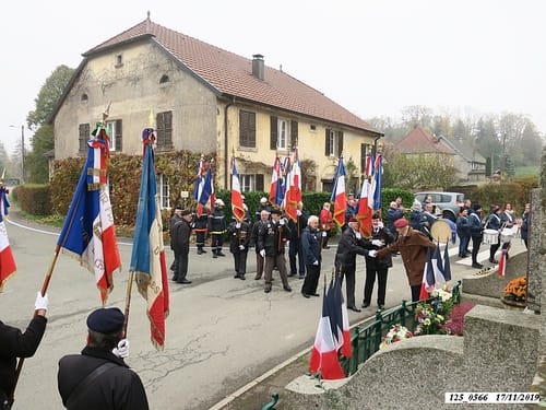 * 75 ème anniversaire de la libération de Plancher-Bas. Cérémonie au Monument aux Morts avec remise de médaille de 30 ans de porte-drapeau à Jean Lombard                                       
