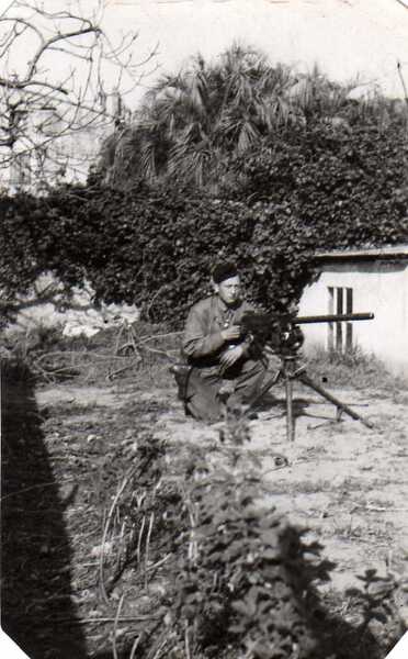 * Trésors d'Archives - Documents militaires du soldat Roland Pécheux des Forces Francaises Libres (B.M.21)