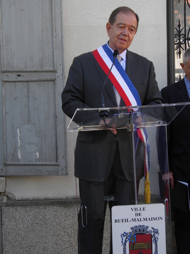 * La ville de Rueil à procédé au dévoilement d’une plaque souvenirs, place Bir Hakeim