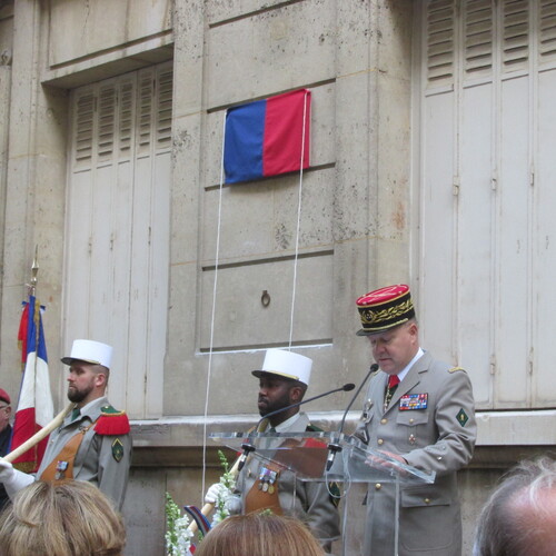 * Une plaque  apposéele 6 novembre sur la maison familiale de Gabriel de SAIRIGNE (Paris 7e)