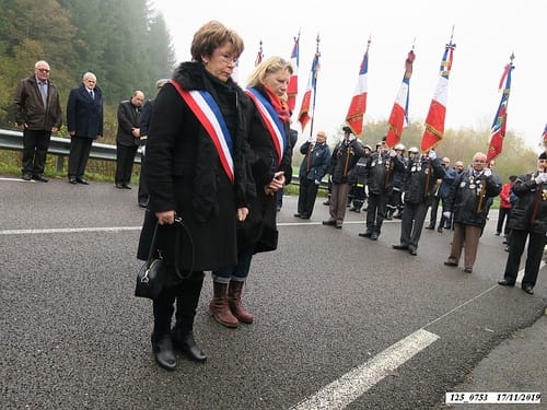* Dépôt de gerbes à la stèle Brosset lors de la commémoration du 