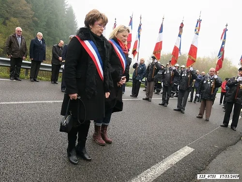 * Dépôt de gerbes à la stèle Brosset lors de la commémoration du 