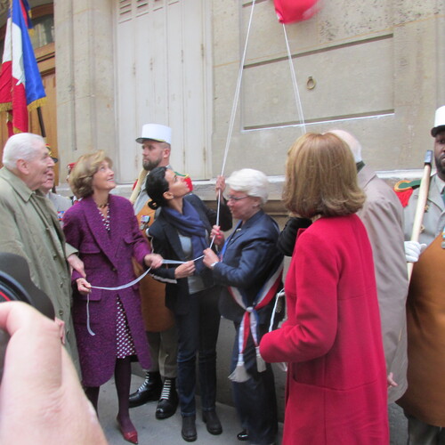 * Une plaque  apposéele 6 novembre sur la maison familiale de Gabriel de SAIRIGNE (Paris 7e)