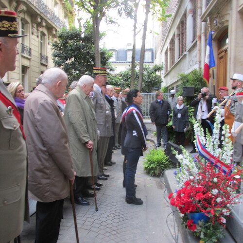 * Une plaque  apposéele 6 novembre sur la maison familiale de Gabriel de SAIRIGNE (Paris 7e)