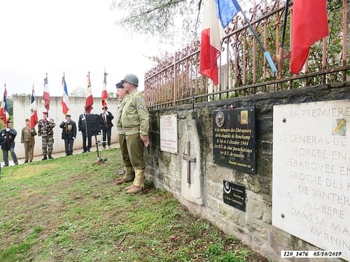 * Colline de Bourlémont  ( la Chapelle N-D du Haut ) - En hommage aux parachutistes du Bataillon de Choc qui l'ont libérée 