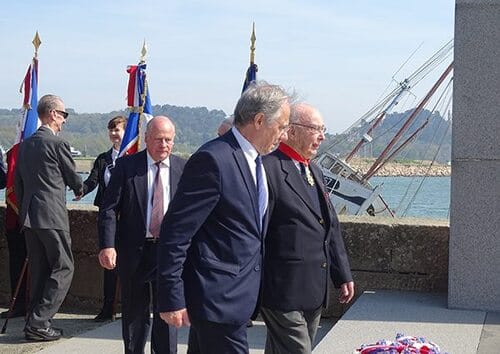 * A Paimpol le 21 avril dernier :  une plaque en mémoire des jeunes partis pour l'Angleterre les 18 et 19 juin 1940