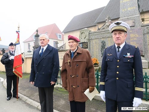 * 75 ème anniversaire de la libération de Plancher-Bas. Cérémonie au Monument aux Morts avec remise de médaille de 30 ans de porte-drapeau à Jean Lombard                                       