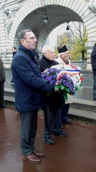 * Commémoration et dépot de gerbes au monument Brosset et de la 1ère DFL au pont de Bir Hakeim à Paris