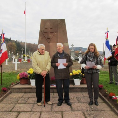 * A Giromagny le 20 novembre, la délégation de l'Amicale de la D.F.L. s'est recueillie au cimetière du village 