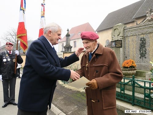 * 75 ème anniversaire de la libération de Plancher-Bas. Cérémonie au Monument aux Morts avec remise de médaille de 30 ans de porte-drapeau à Jean Lombard                                       