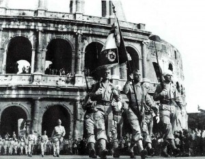 Défilé à Rome - Au fond : le Colisée