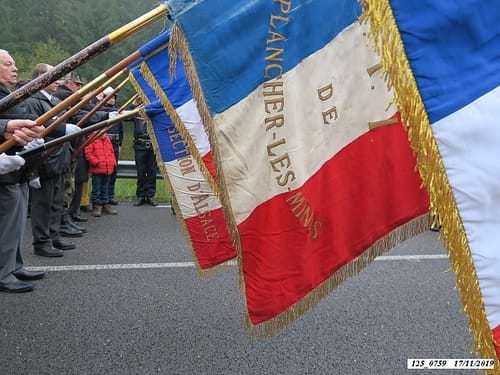 * Dépôt de gerbes à la stèle Brosset lors de la commémoration du 