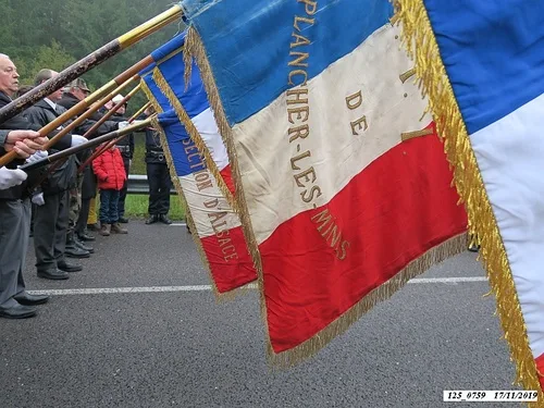 * Dépôt de gerbes à la stèle Brosset lors de la commémoration du 
