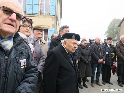 * 75 ème anniversaire de la libération de Plancher-Bas. Cérémonie au Monument aux Morts avec remise de médaille de 30 ans de porte-drapeau à Jean Lombard                                       