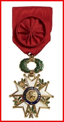* Décrets portant nominations dans l'ordre national de la légion d'honneur et conférant la médaille militaire pour l'année 1944