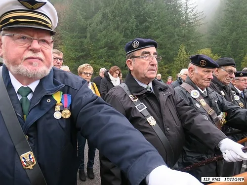 * Dépôt de gerbes à la stèle Brosset lors de la commémoration du 