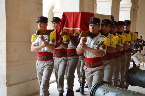  FUNÉRAILLES DE MR YVES DE DARUVAR ET HONNEURS FUNÈBRES MILITAIRES DANS LA COUR D'HONNEUR DES INVALIDES