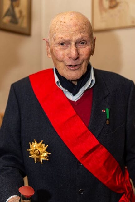 * Pierre Simonet, Compagnon de la Libération, a été élevé à la dignité de Grand'Croix de la Légion d'Honneur. 