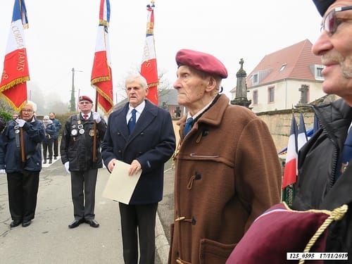 * 75 ème anniversaire de la libération de Plancher-Bas. Cérémonie au Monument aux Morts avec remise de médaille de 30 ans de porte-drapeau à Jean Lombard                                       