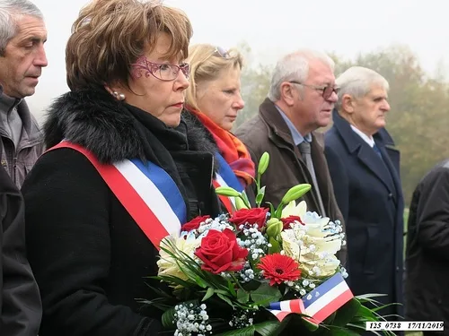 * Dépôt de gerbes à la stèle Brosset lors de la commémoration du 
