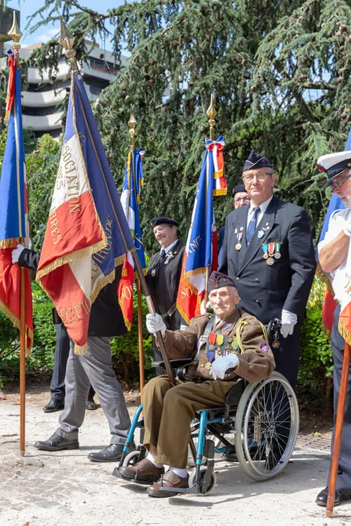 * Marcel Barbary Ancien de la 1ère DFL, porte-drapeau à Bordeaux mis à l'honneur - nommé Officier de la Légion d'honneur