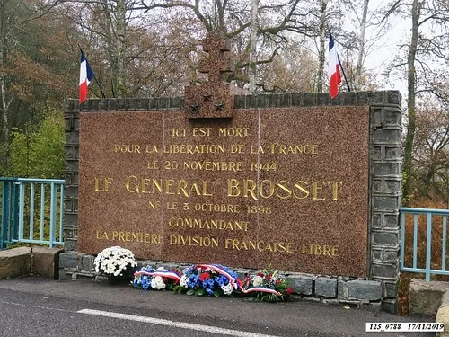 * Dépôt de gerbes à la stèle Brosset lors de la commémoration du 