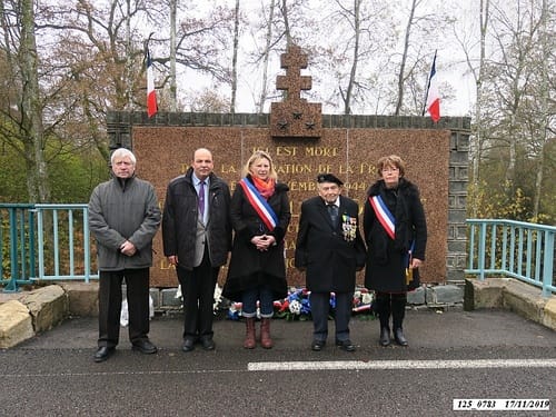 * Dépôt de gerbes à la stèle Brosset lors de la commémoration du 
