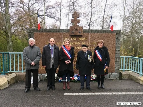 * Dépôt de gerbes à la stèle Brosset lors de la commémoration du 