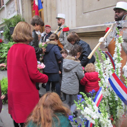 * Une plaque  apposéele 6 novembre sur la maison familiale de Gabriel de SAIRIGNE (Paris 7e)