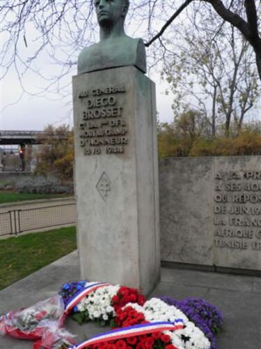 * cérémonies du souvenir au pont Bir Hackeim et la statut du Général au bas des Champs Elysées.