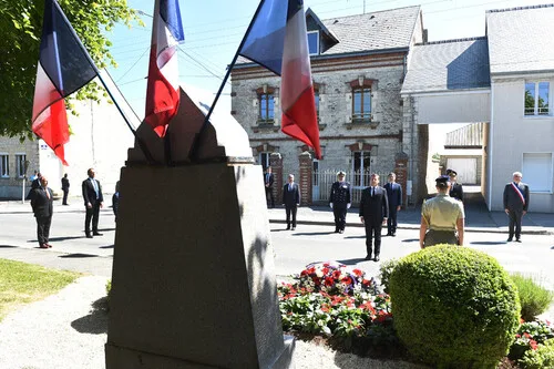 * 2020 année de Gaulle - À Montcornet, Macron invoque