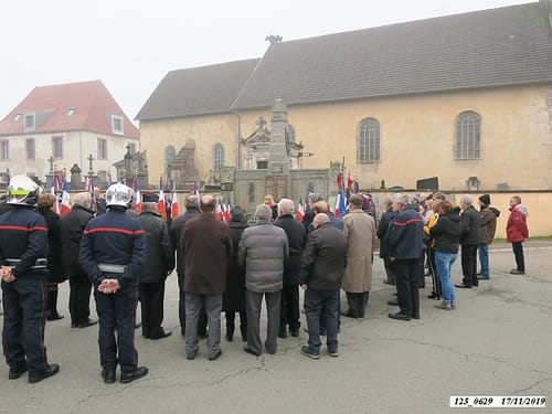 * 75 ème anniversaire de la libération de Plancher-Bas. Cérémonie au Monument aux Morts avec remise de médaille de 30 ans de porte-drapeau à Jean Lombard                                       
