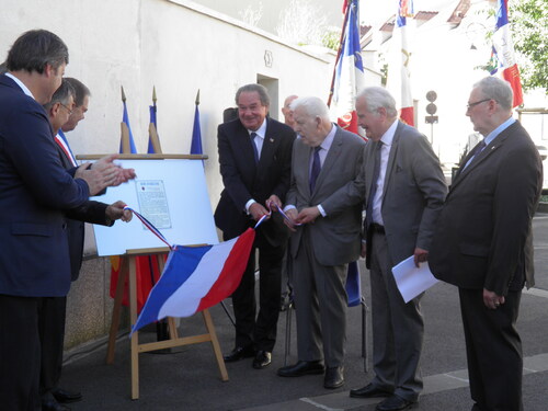 * La ville de Rueil à procédé au dévoilement d’une plaque souvenirs, place Bir Hakeim