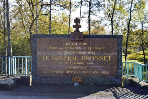 * 1er Novembre 2014 : des chrysanthèmes pour le général BROSSET