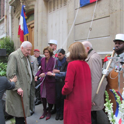 * Une plaque  apposéele 6 novembre sur la maison familiale de Gabriel de SAIRIGNE (Paris 7e)