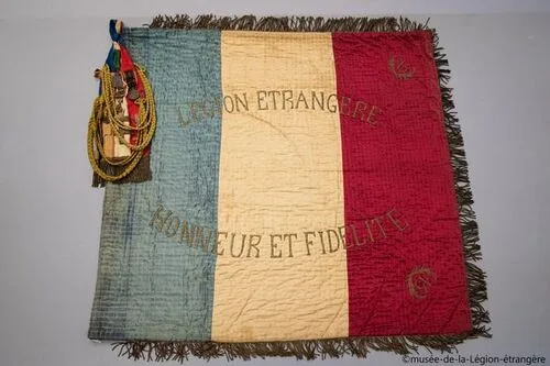 * Le premier Drapeau de la 13ème Demi-Brigade de la Légion Etrangère (DBLE).