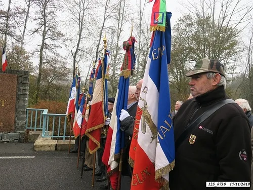 * Dépôt de gerbes à la stèle Brosset lors de la commémoration du 
