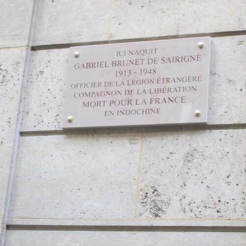 * Une plaque  apposéele 6 novembre sur la maison familiale de Gabriel de SAIRIGNE (Paris 7e)