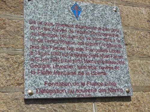 * A Paimpol le 21 avril dernier :  une plaque en mémoire des jeunes partis pour l'Angleterre les 18 et 19 juin 1940